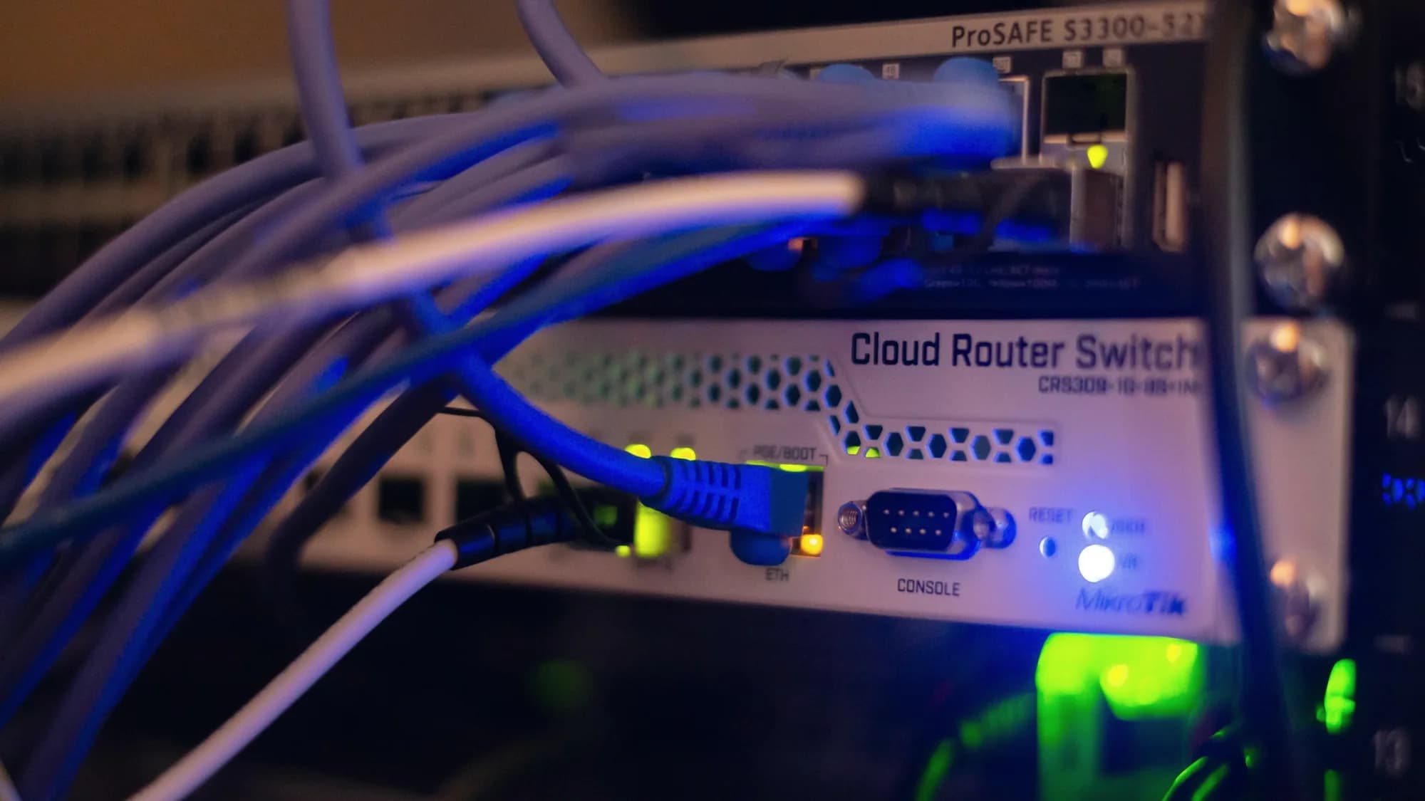 Edge router with blue network uplinks